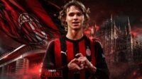 Pemain muda AC Milan dengan seragam merah hitam di stadion.