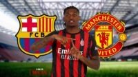 Leão Siap Dijual Milan! Pemain sepak bola mengenakan jersey AC Milan di stadion, dengan logo Barcelona dan Manchester United.