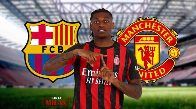 Pemain sepak bola mengenakan jersey AC Milan di stadion, dengan logo Barcelona dan Manchester United.