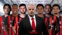 Pelatih AC Milan bersama pemain di stadion, fokus dan serius.