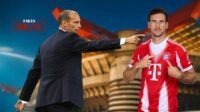 Pelatih Bayern Munich memberi instruksi kepada pemain di lapangan.