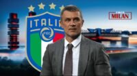 Paolo Maldini di depan logo FIGC dan stadion sepak bola.
