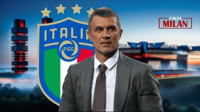 Paolo Maldini di depan logo FIGC dan stadion sepak bola.