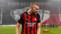 Pemain AC Milan kecewa usai kalah Pemain AC Milan menunjukkan ekspresi kecewa di lapangan setelah kekalahan.