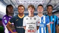 Pemain muda AC Milan dengan seragam klub di stadion.