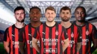 Kelima pemain AC Milan mengenakan seragam merah hitam di stadion.